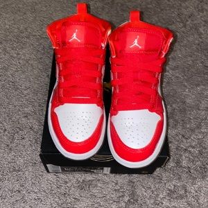 Like new Jordan 1 Retro Chile Red/white